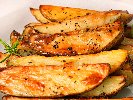 Рецепта Хрупкави пикантни селски картофи на фурна с олио, вода, чесън, червен пипер и чубрица